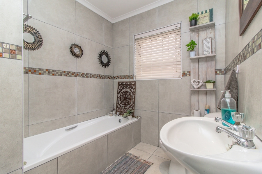 3 Bedroom Property for Sale in Franskraal Western Cape